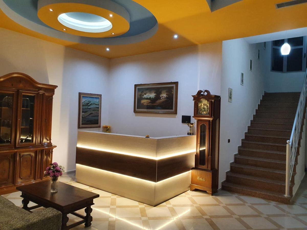Risus Hotel โกเลม ภายนอก รูปภาพ